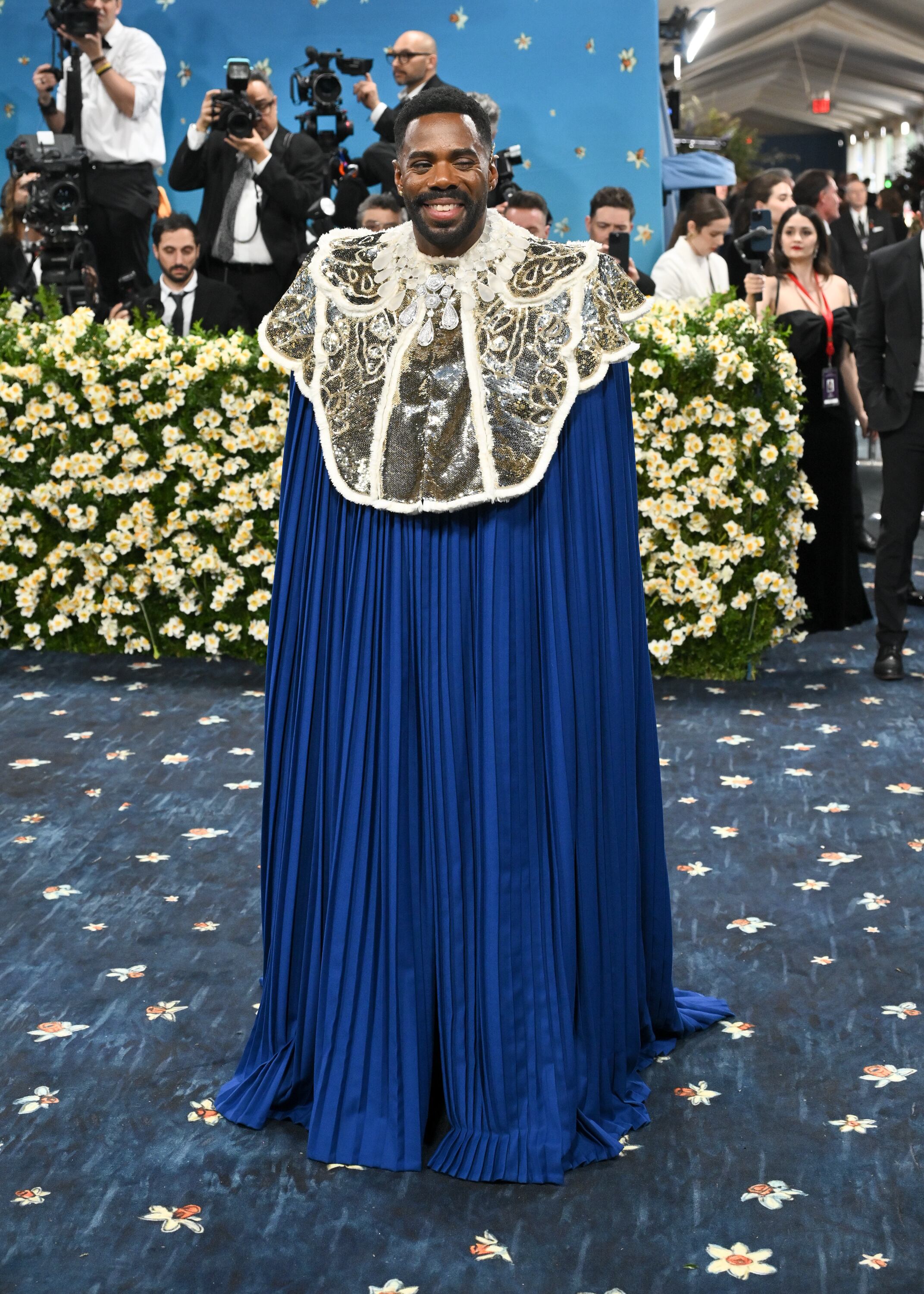 Colman Domingo, coanfitrión del evento, rindió homenaje a André Leon Talley con una capa azul real y un traje de patrones mixtos de Valentino, evocando la majestuosidad y la influencia del legendario editor de moda .
