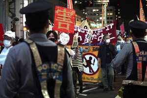 Los manifestantes piden la cancelación de los Juegos Olímpicos de Tokio que comenzarán en 30 días, cerca del edificio del Gobierno Metropolitano de Tokio el miércoles 23 de junio de 2021 en Tokio. Foto: AP / Kantaro Komiya.