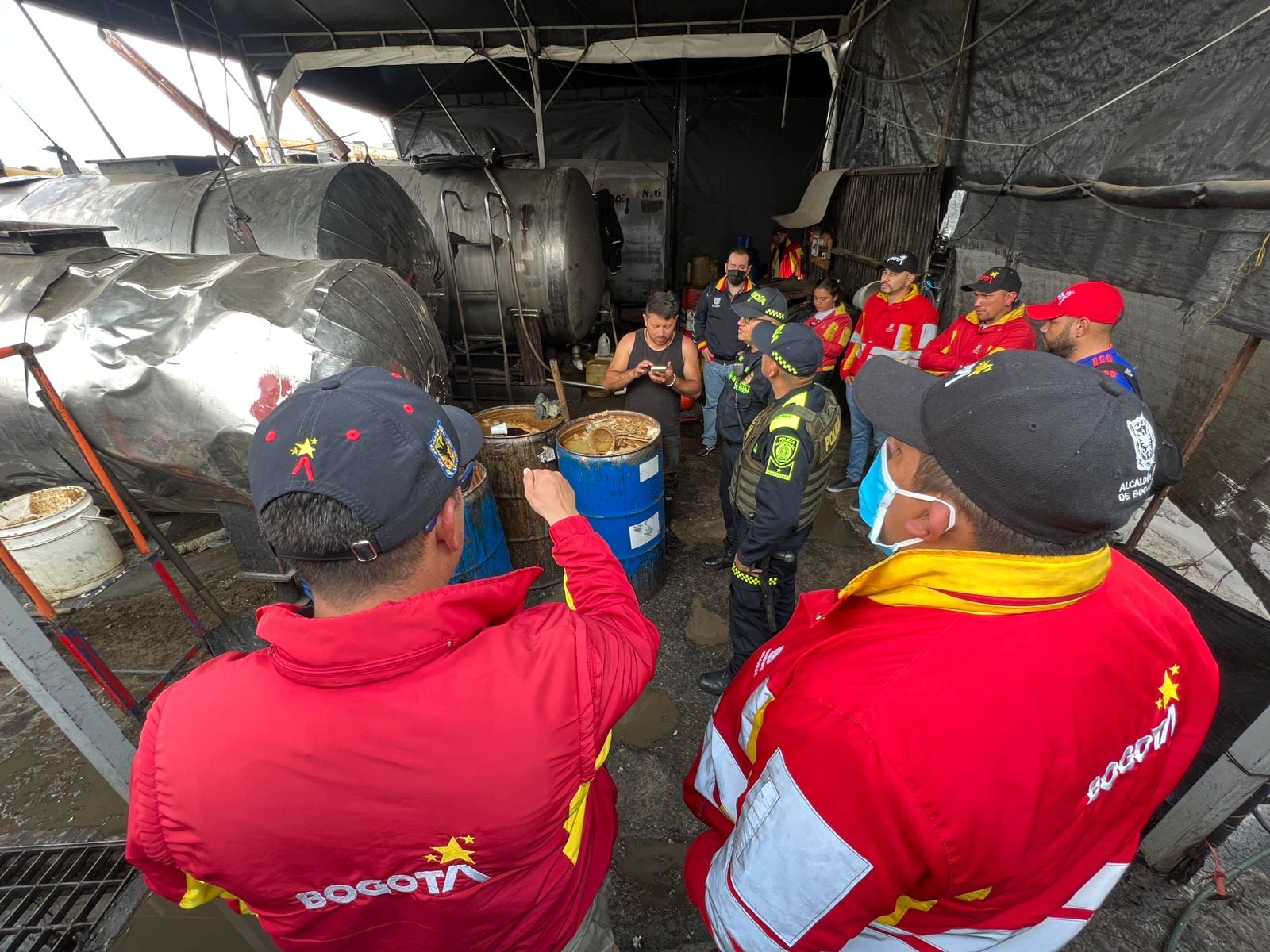 Las autoridades se percataron que estos establecimientos, adicional de no cumplir con la normatividad vigente, no brindan ningún tipo de seguridad industrial y además causa un impacto negativo ambiental