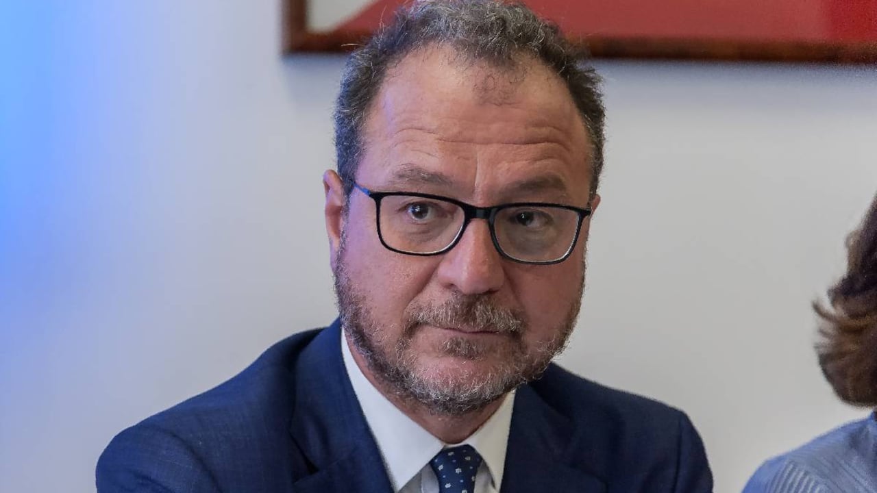 El ahora vicepresidente de la Cámara de Diputados de Italia habló con SEMANA sobre el escándalo en el que estarían involucrados varios colombianos