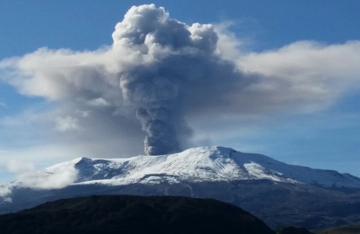 El volcán Nevado del Ruiz, en una foto tomada en la mañana de este lunes. Las autoridades alertaron por la emisión de cenizas del volcán, que tuvo en vilo a algunas comunidades locales. (Cortesía)