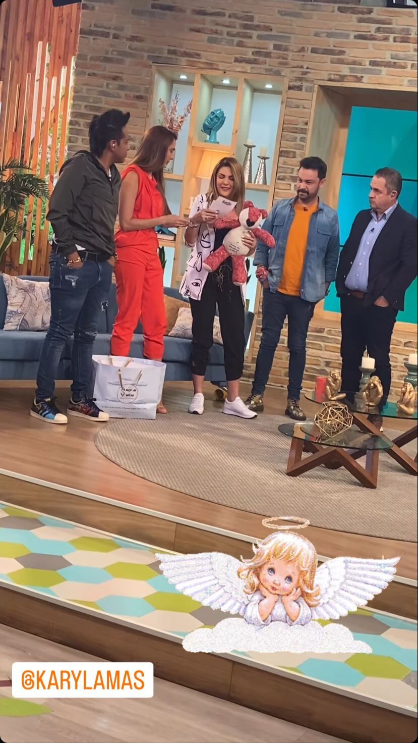 La presentadora recibió el peluche que fue creado con una prenda de su mamá.