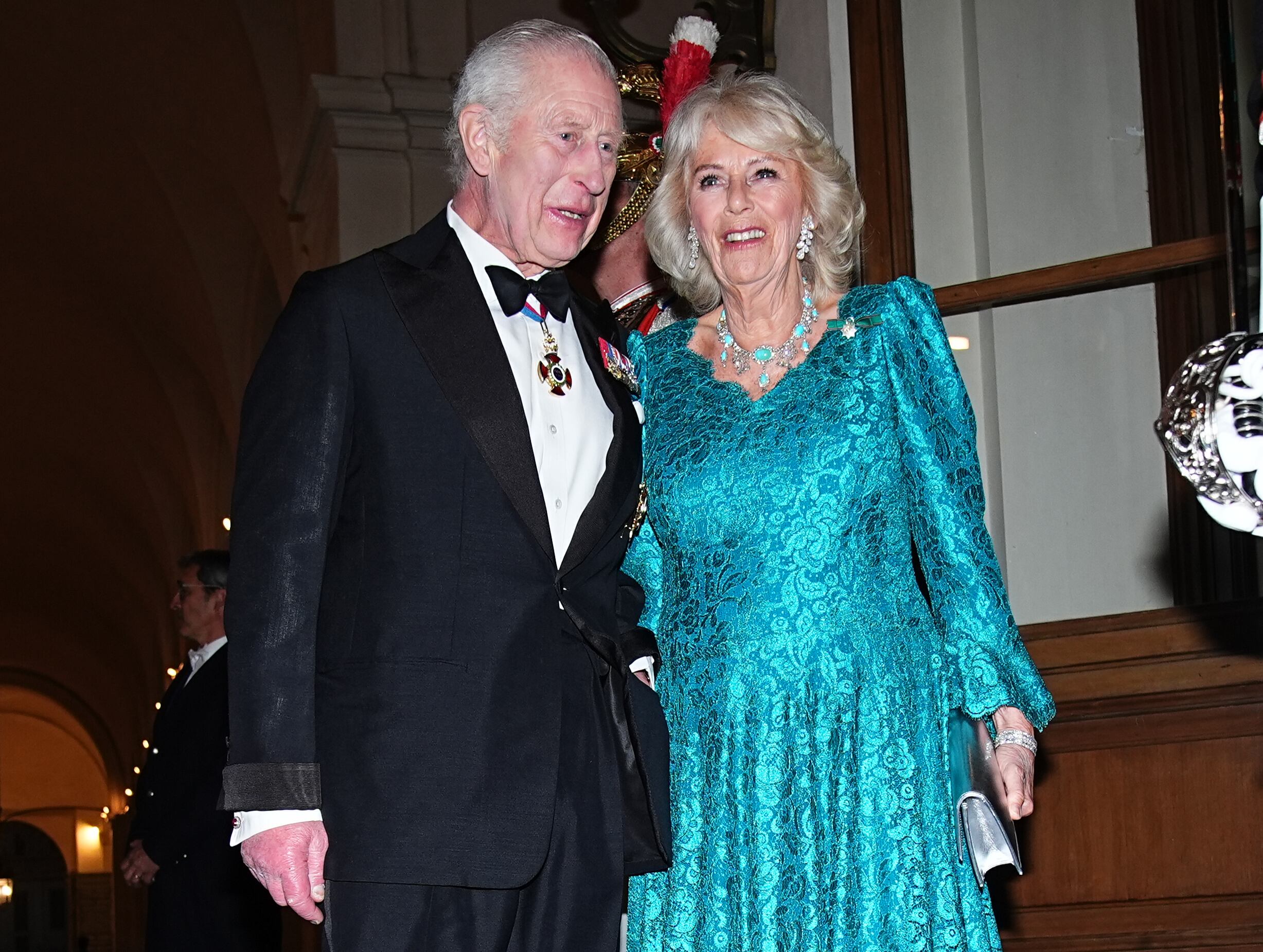 El rey Carlos III y la reina Camila llegan al banquete de Estado en el Palacio del Quirinal de Roma, en el tercer día de su visita de estado de cuatro días a Italia. Fecha de la foto: miércoles 9 de abril de 2025. (Foto de Aaron Chown/PA Images vía Getty Images)