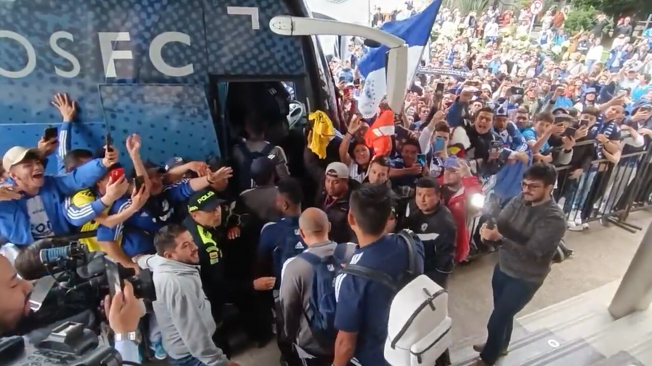 Hinchas de Millonarios siguiendo al equipo rumbo al Aeropuerto Internacional El Dorado.