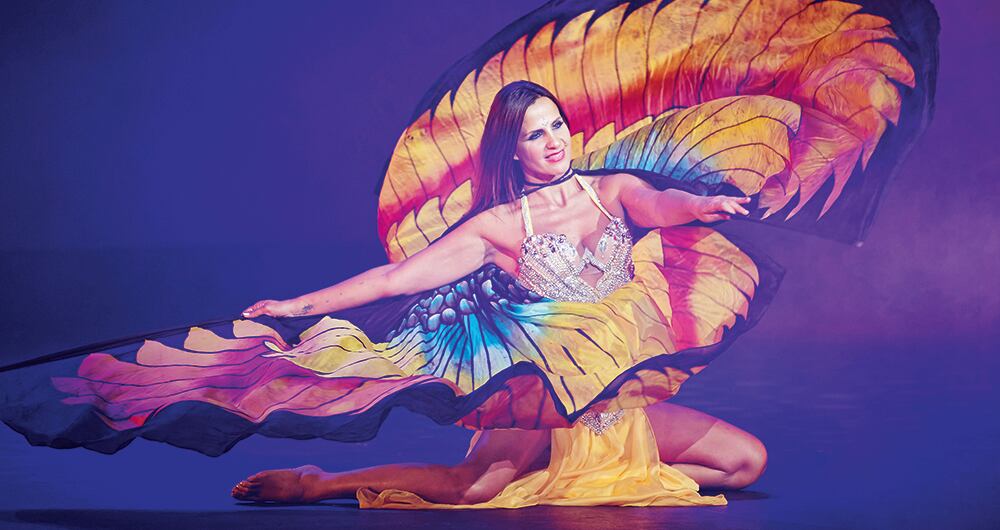 A los centenares de mujeres que cada año pasan por su academia: el baile, más que una expresión artística, es un estado de ánimo, una forma de empoderamiento femenino, de amor propio, de sanación, de liberación de estrés. “La danza es el camino más corto a la felicidad”, cuenta.