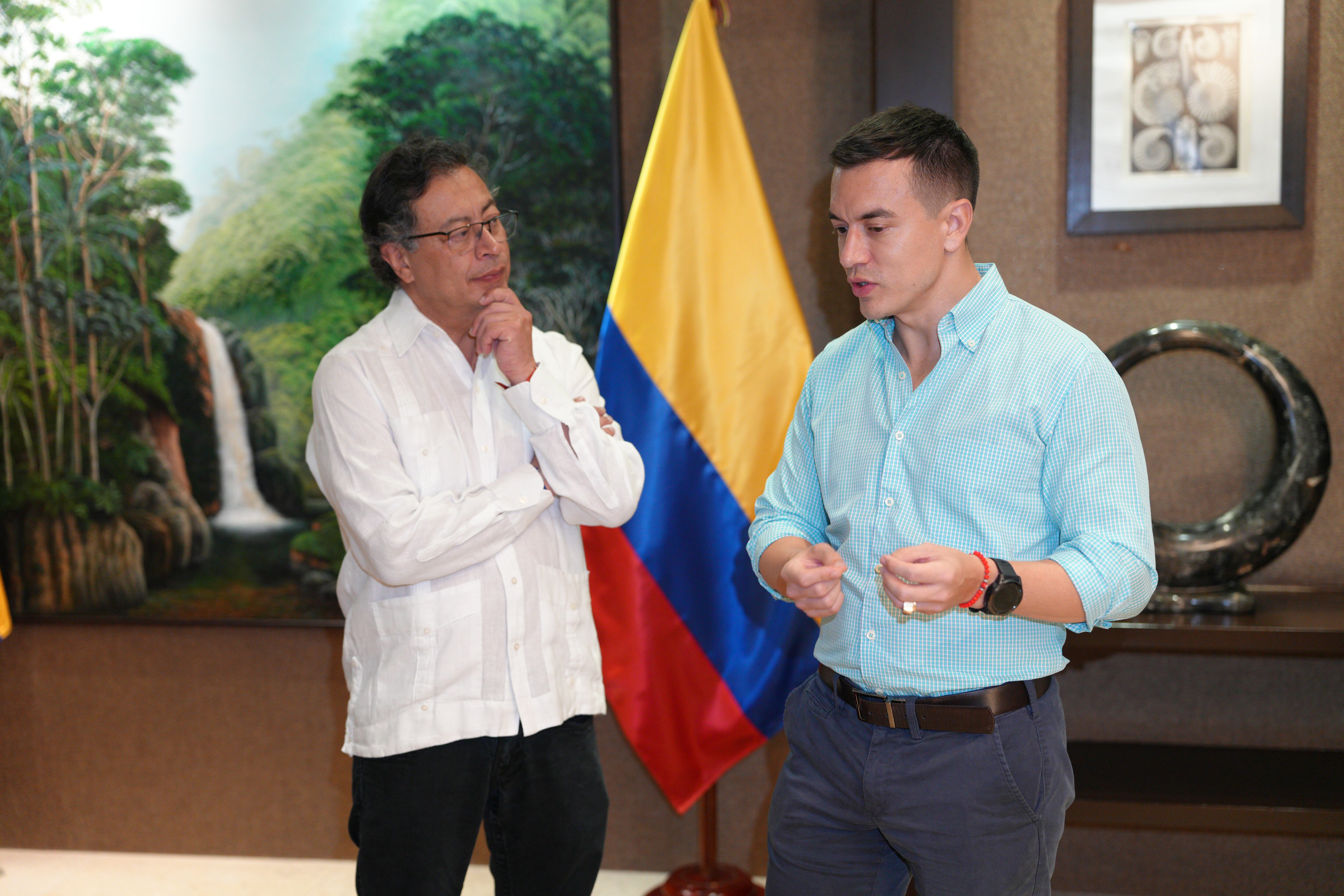 Gustavo Petro durante el encuentro con el presidente de Ecuador, Daniel Noboa.