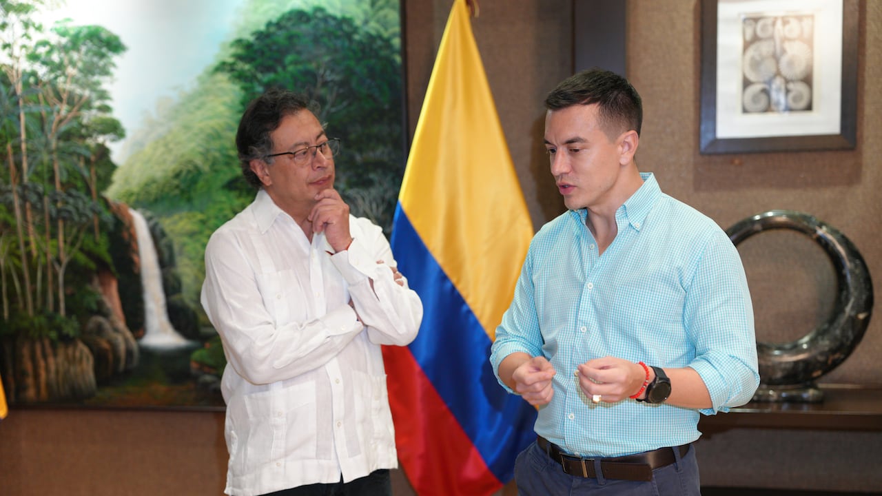 Gustavo Petro durante el encuentro con el presidente de Ecuador, Daniel Noboa.