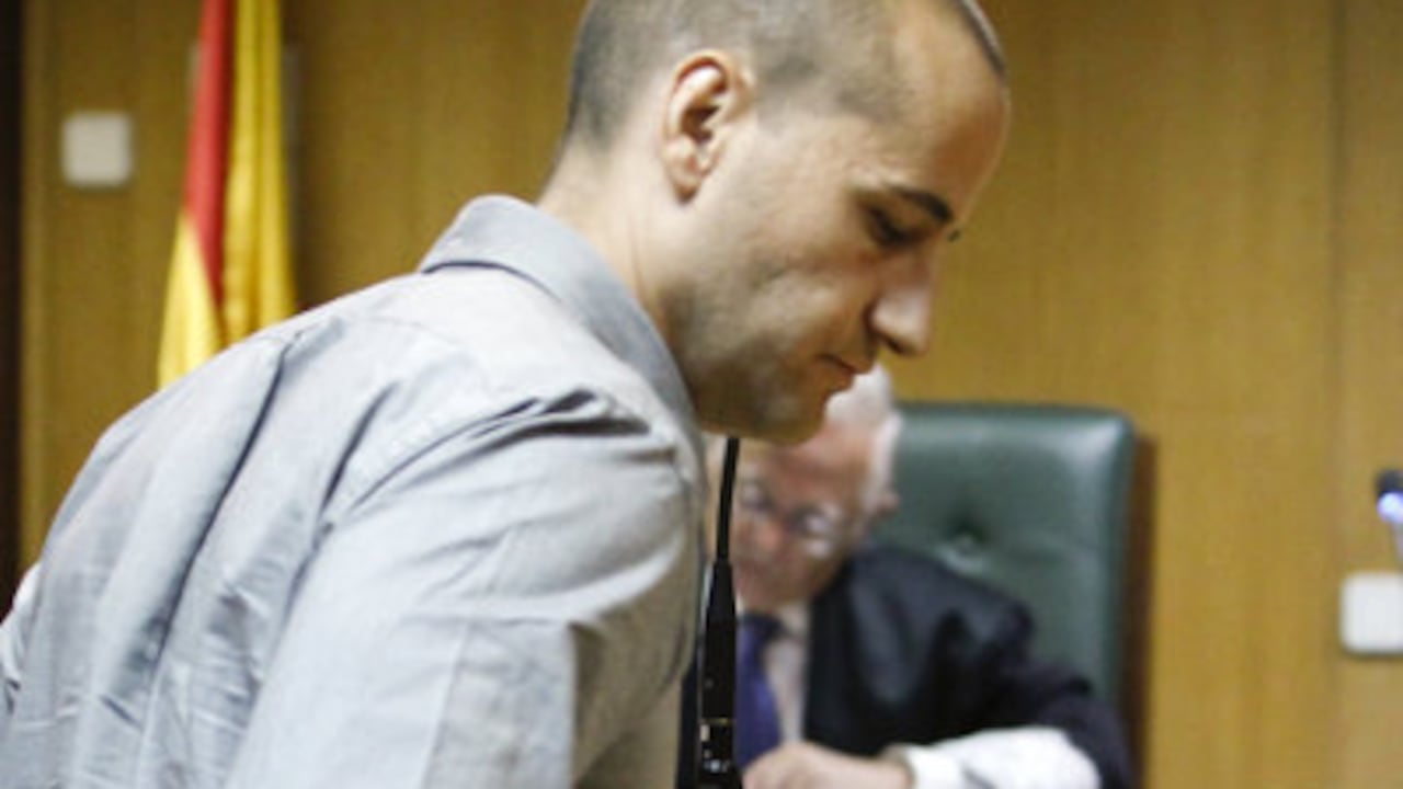 El director de cine porno Pablo Lapiedra Gutiérrez, detenido el pasado 17 de marzo en Barcelona, es acusado de prostituir y grabar a menores de Colombia en películas que vendía a través de sus páginas de internet.