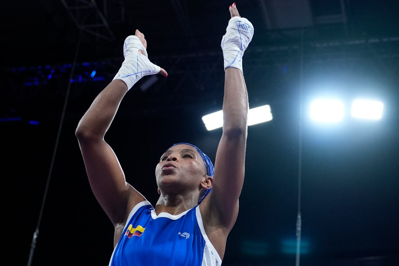 Colombia's Ingrit Valencia, celebrates after defeating Australia's Monique Suraci in their women's 50kg preliminary boxing match at the 2024 Summer Olympics, Thursday, Aug. 1, 2024, in Paris, France. (AP Photo/John Locher)