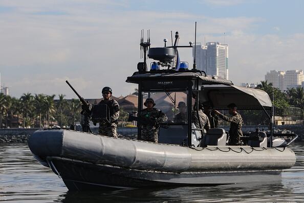 Varios medios de comunicación que presenciaron el incidente tras una invitación a los periodistas a unirse a dos barcos de la Guardia Costera de Filipinas en un patrullaje de seis días por las aguas, visitando una docena de islas y arrecifes.(Photo by Stringer/Anadolu Agency/Getty Images)