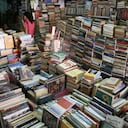 De la lista de unos 200 que confecciona el Comité del Nobel, los nombres se van tachando uno a uno hasta llegar a sólo cinco. Antes de la reunión plenaria, los 18 miembros vitalicios de la Academia deberán leer la obra de estos autores finalistas, preferentemente en su idioma original.