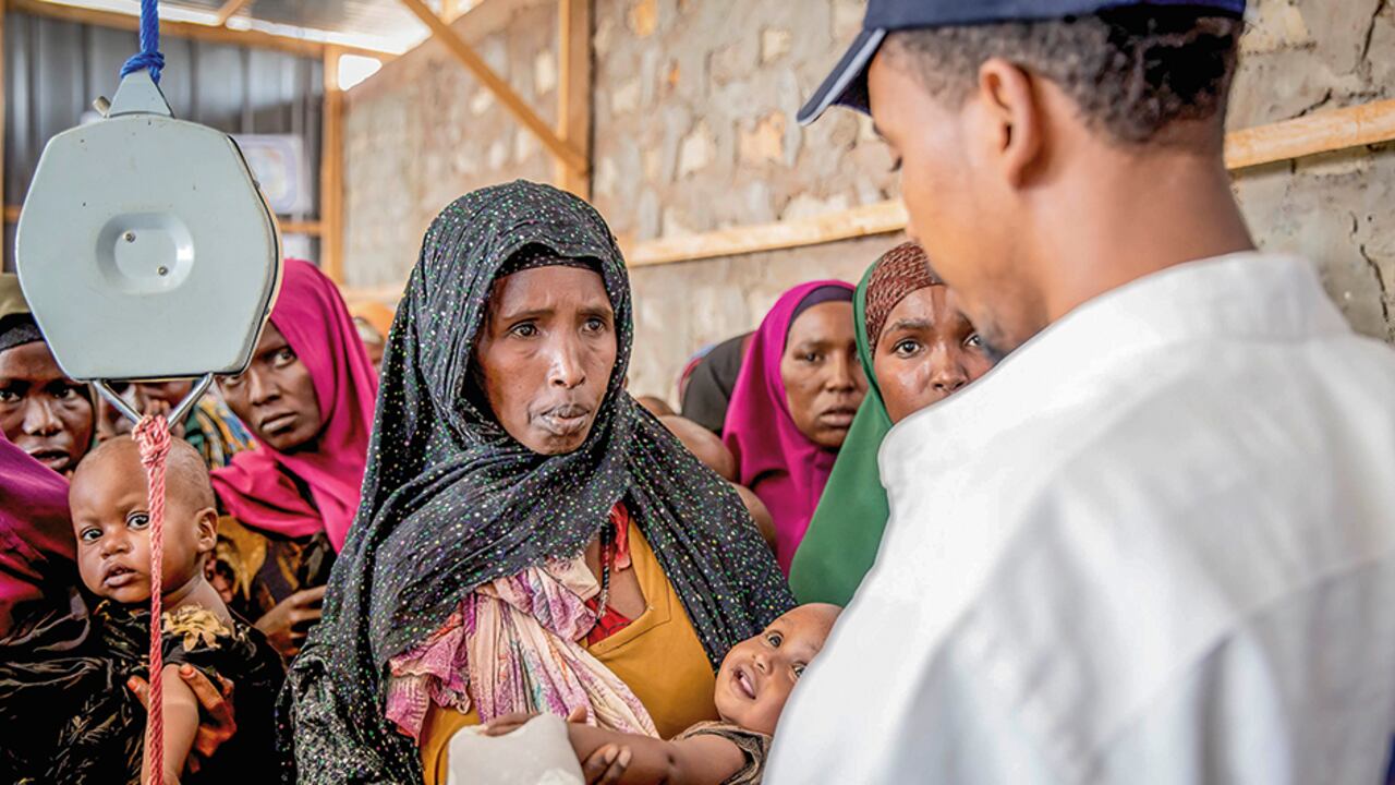 Somalia está en crisis. No hay agua, no hay comida y enfrenta una guerra civil cruda y larga. Esta situación ha orillado a muchas madres a tomar medidas drásticas para acceder a unos pocos alimentos.