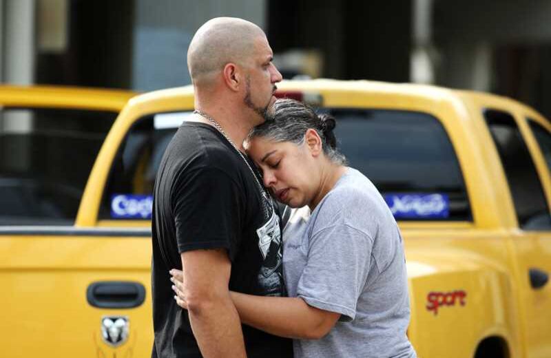 El DJ de la discoteca, Ray Rivera, es consolado por una amiga. Foto: Joe Burbank/Orlando Sentinel via AP