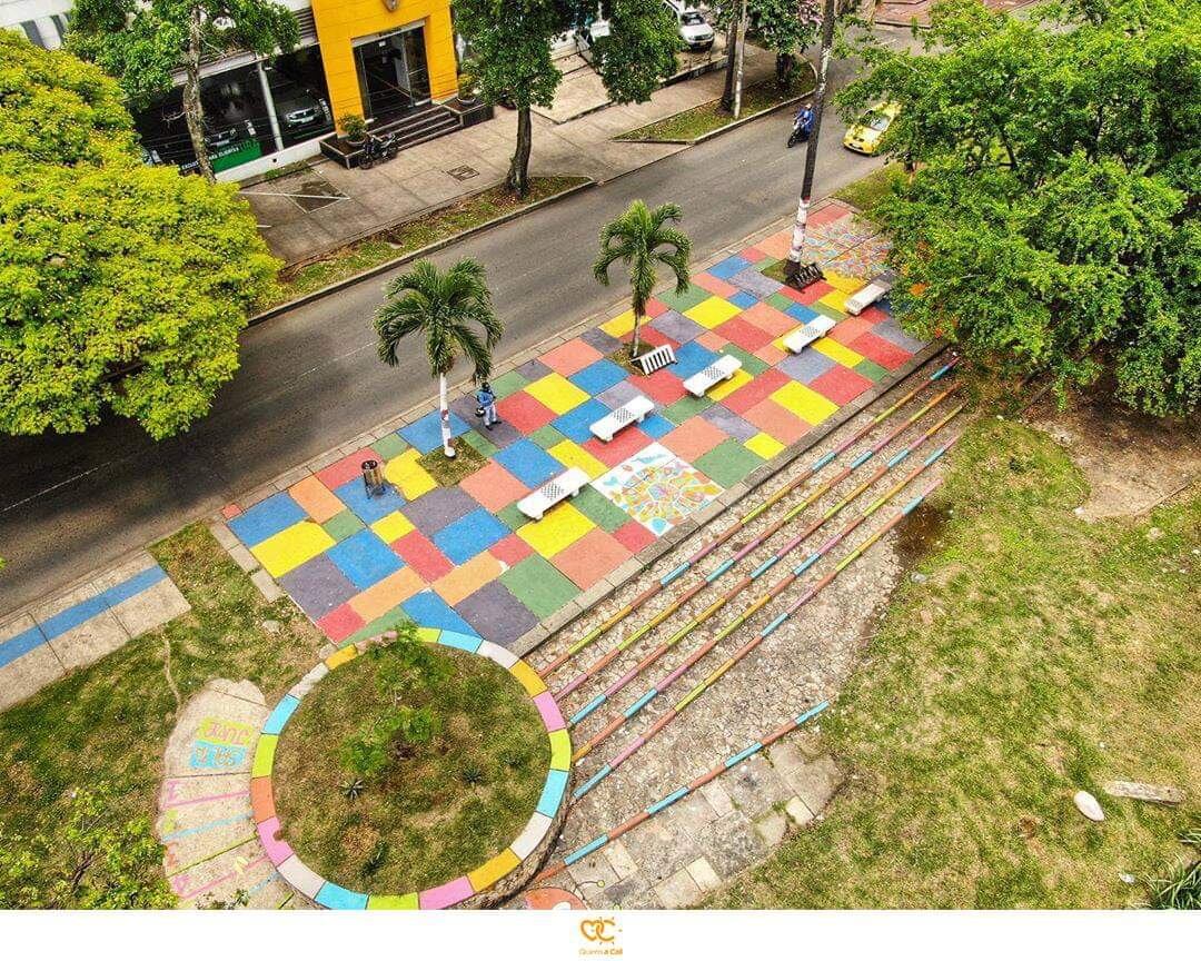 Las intervenciones artísticas en espacios públicos de Cali comenzaron con el Teatrino, un lugar que estuvo abandonado y ahora está lleno de color y vida.