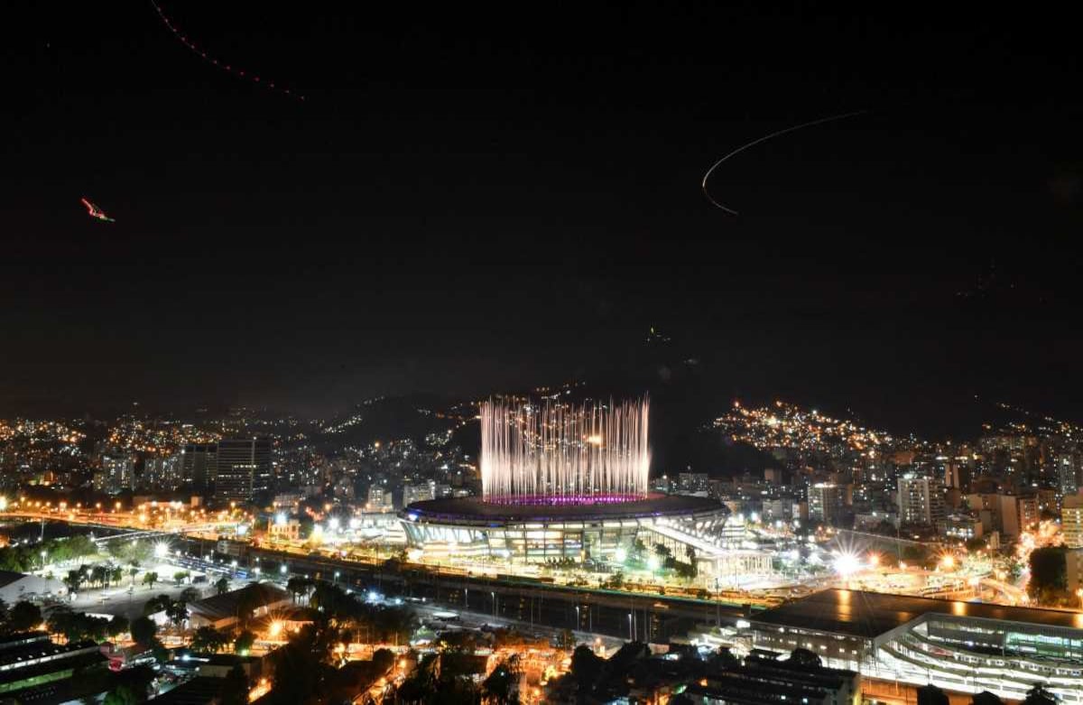 En la misma ciudad pero tan distante se vio el espectáculo inaugural. Andrej ISAKOVIC / AFP
