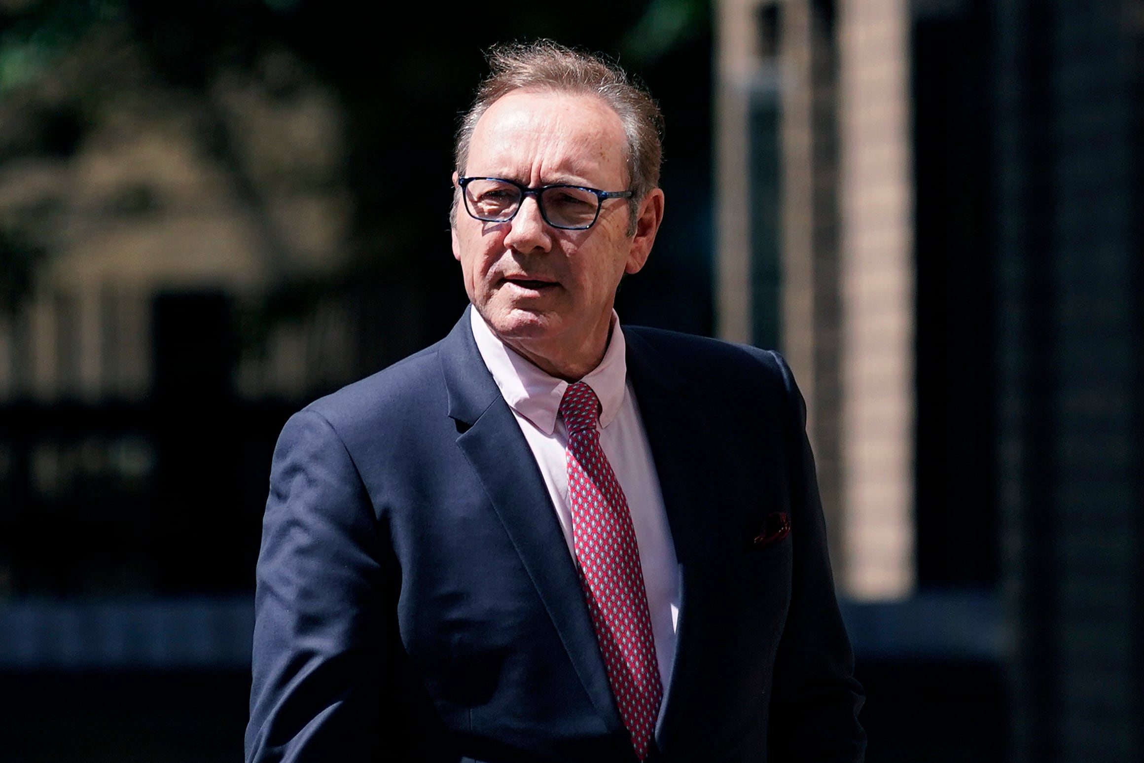 El actor Kevin Spacey camina frente al Tribunal de la Corona de Southwark en Londres, el miércoles 26 de julio de 2023. El jurado continúa las deliberaciones en el juicio de Kevin Spacey. La estrella de Hollywood, de 63 años, niega nueve cargos que incluyen agresión sexual, que presuntamente se cometieron entre 2001 y 2013.