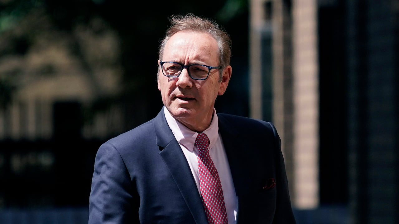 El actor Kevin Spacey camina frente al Tribunal de la Corona de Southwark en Londres, el miércoles 26 de julio de 2023. El jurado continúa las deliberaciones en el juicio de Kevin Spacey. La estrella de Hollywood, de 63 años, niega nueve cargos que incluyen agresión sexual, que presuntamente se cometieron entre 2001 y 2013.