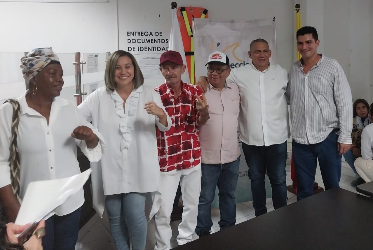 Claudia Verónica Patiño, esposa de Máximo Noriega se inscribió en el cargo