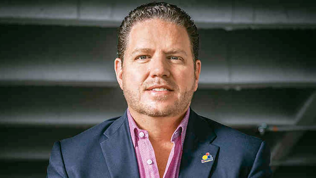 Irreverente, soñador y apasionado por los viajes, el presidente de VivaColombia, William Shaw, busca extender las alas de su compañía por toda Latinoamérica.