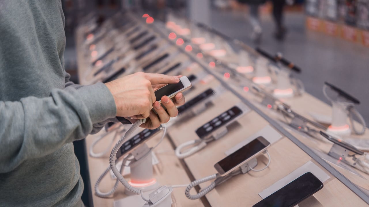 Carl Pei, CEO de la empresa tecnológica Nothing, afirma que este año los precios de los teléfonos móviles subirán significativamente.