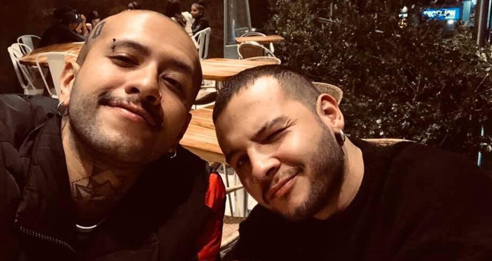 Luís Hernando Cortés Camacho, de 29 años (derecha) y Carlos Alberto Espitia González, de 27, fueron atacados frente a su propia casa por su condición de pareja homosexual.