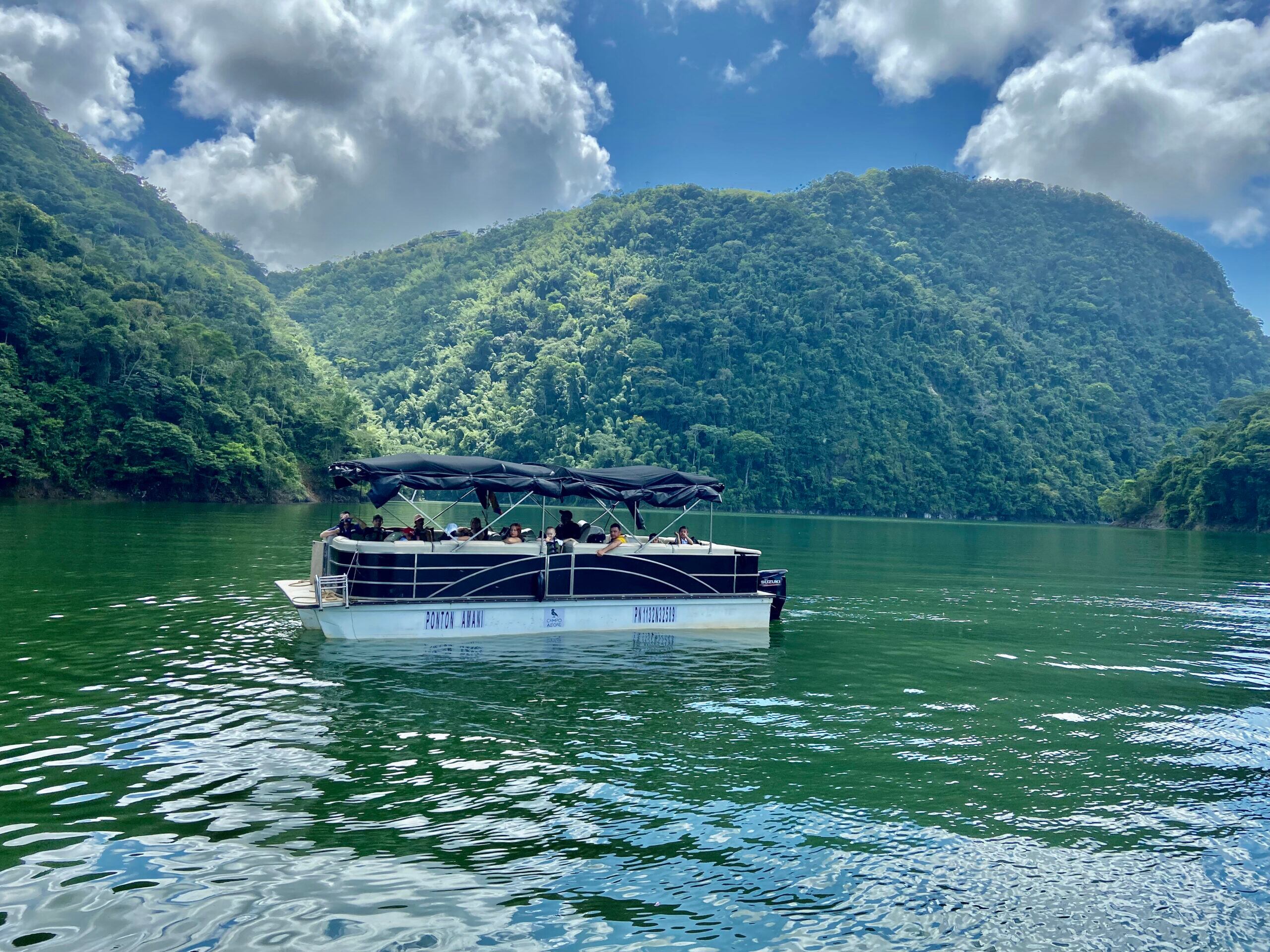 Pontón de lujo del Ecohotel Campo Alegre navegando el Embalse Amaní de Norcasia.