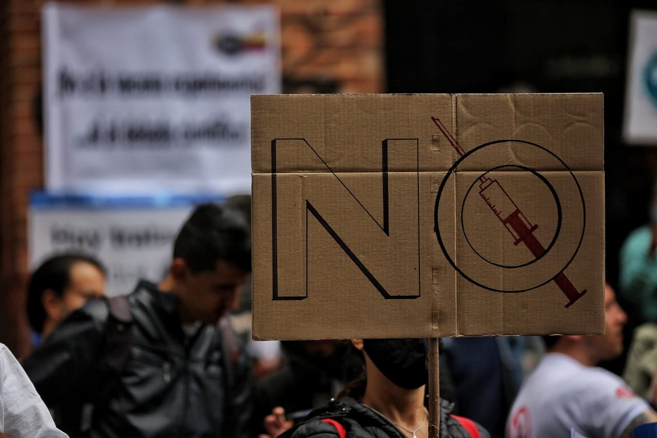 Plantón Antivacunas covid 19 en Ministerio de Salud