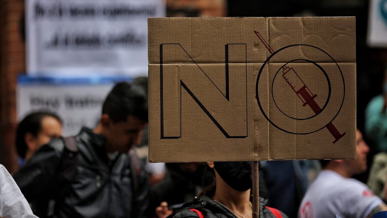 En todo el mundo los colectivos antivacunas han causado polémicas al oponerse a la vacunación contra la covid-19.