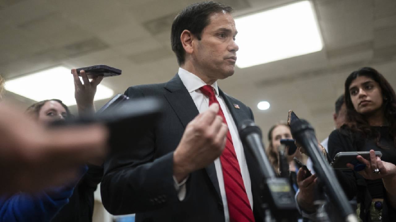 Marco Rubio, republicano por Florida, habla con miembros de los medios de comunicación al salir de una sesión informativa clasificada para senadores sobre Israel y Gaza.