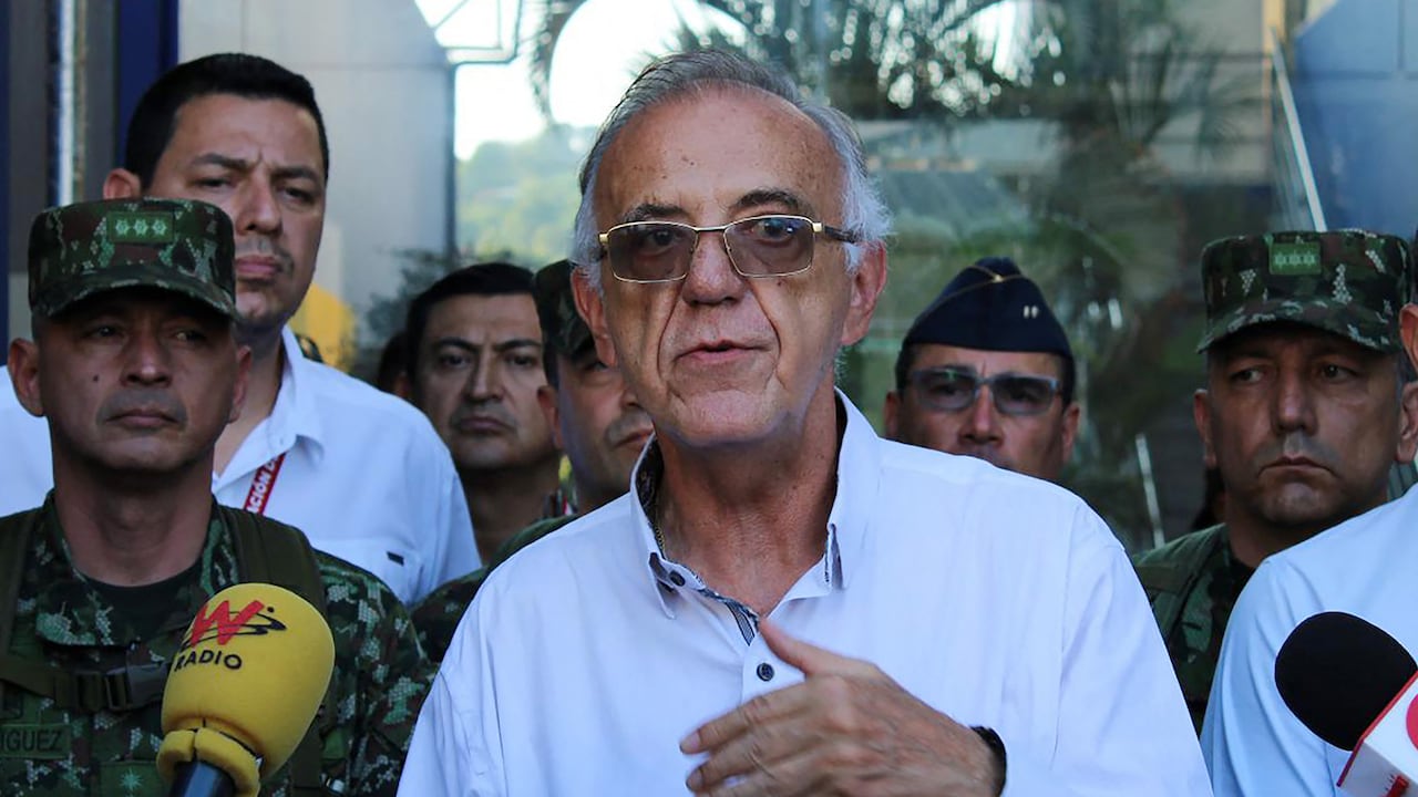 Ministro de Defensa de Colombia, Iván Velásquez (C), hablando con la prensa al final de una reunión del consejo de seguridad sobre los recientes enfrentamientos entre grupos armados. Cúcuta, Norte de Santander, 19 de enero de 2025.