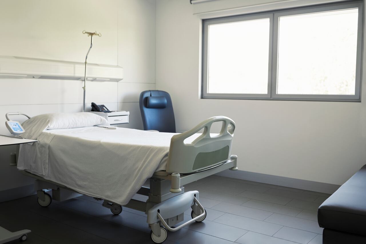 La camilla donde fue ubicada la mujer aún bajo anestesia no tenía barandillas