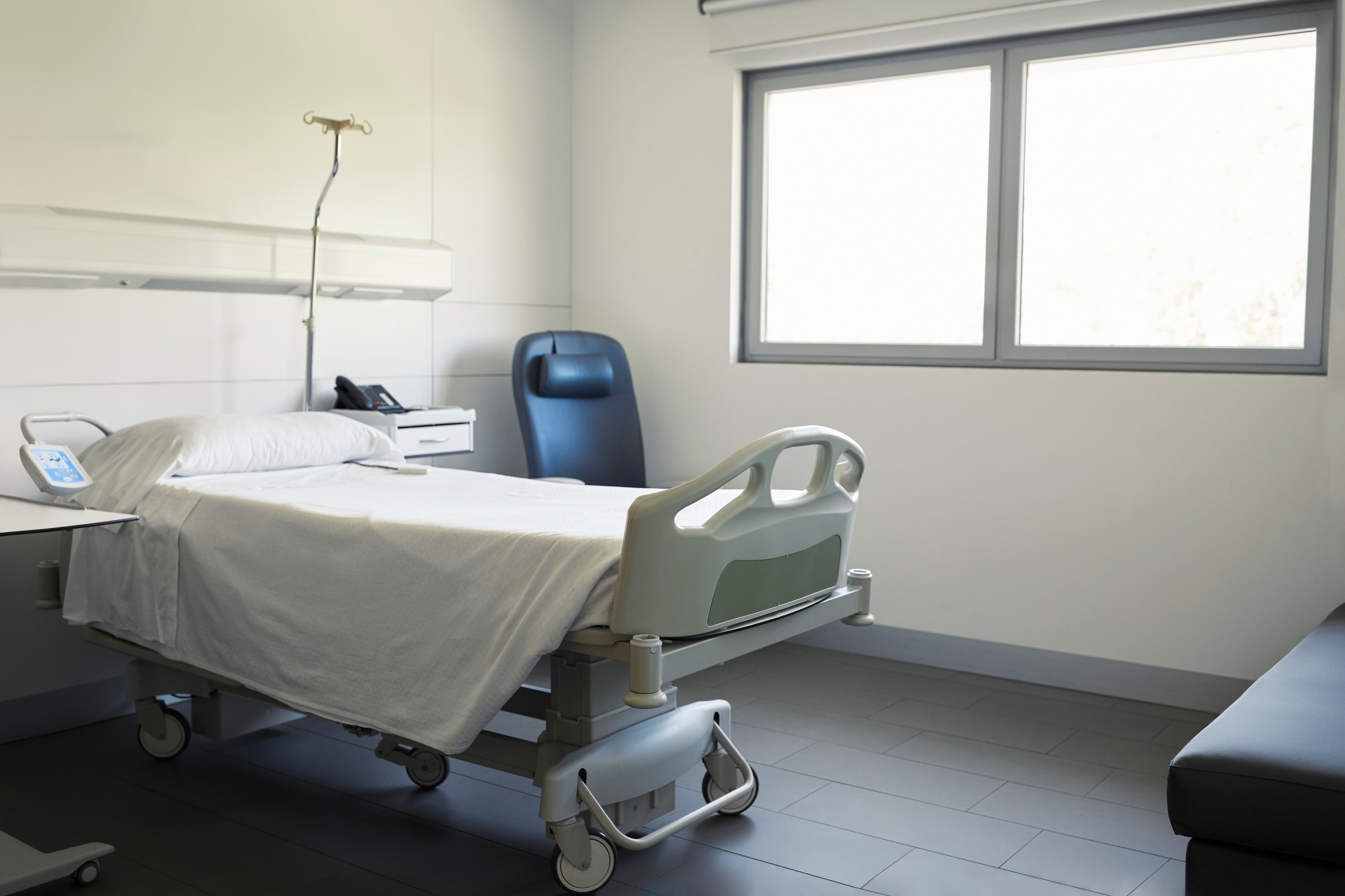 La camilla donde fue ubicada la mujer aún bajo anestesia no tenía barandillas