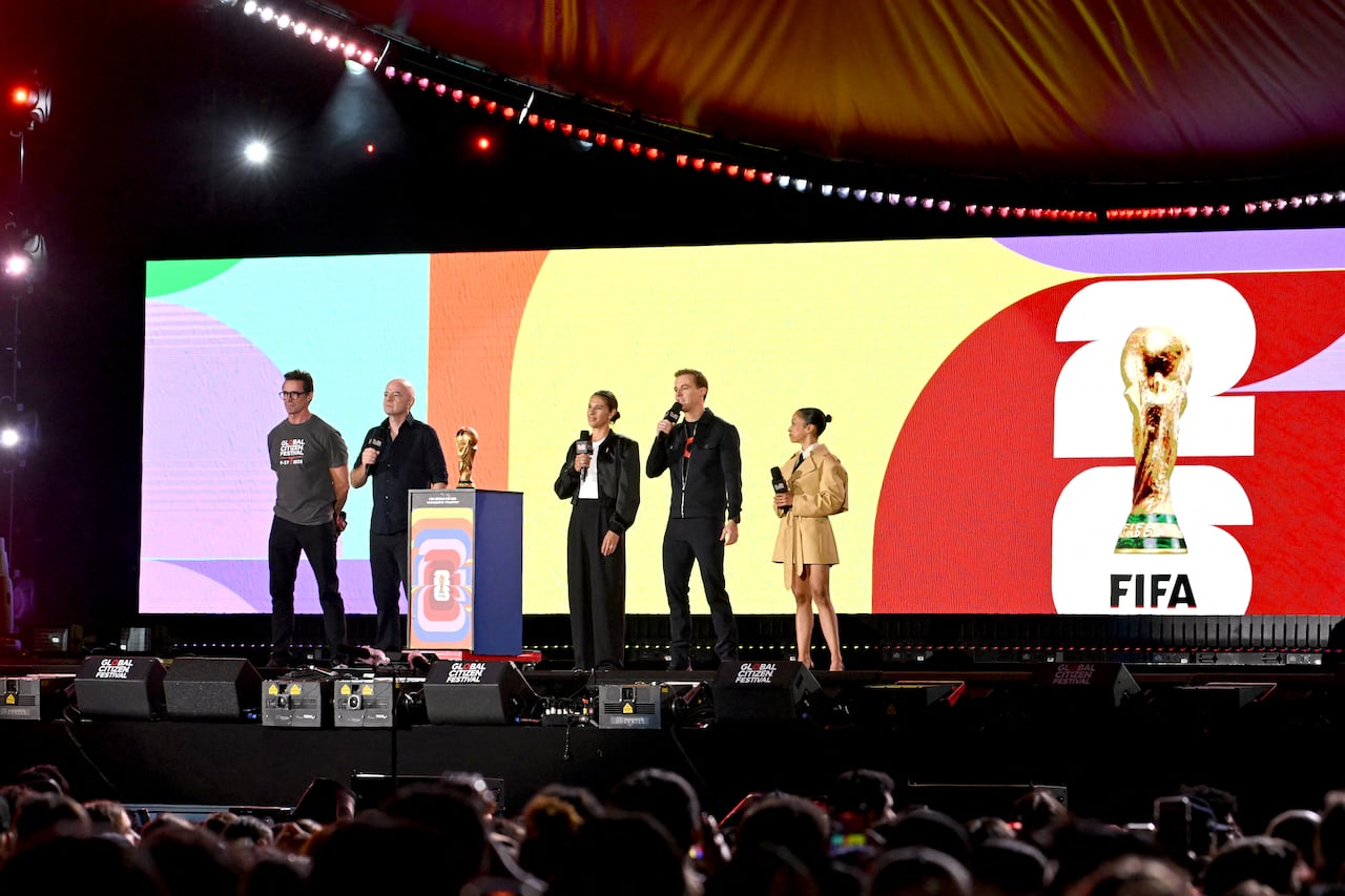 (De izq. a der.) Hugh Jackman, Gianni Infantino, Carli Lloyd, Hugh Evans y Liza Koshy hablan en el escenario durante el Festival Global Citizen 2025 en Central Park el 27 de septiembre de 2025 en la ciudad de Nueva York.