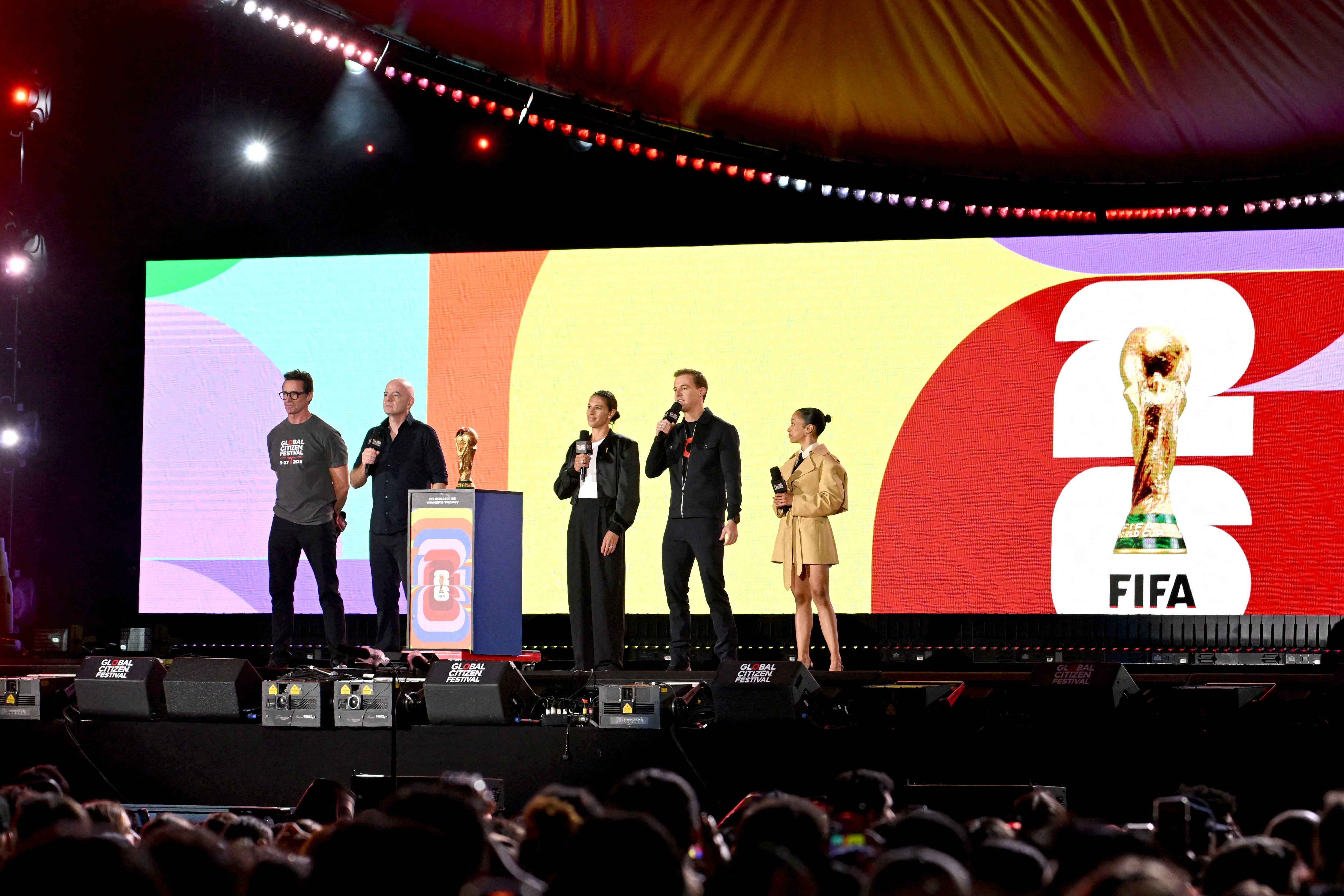 (De izq. a der.) Hugh Jackman, Gianni Infantino, Carli Lloyd, Hugh Evans y Liza Koshy hablan en el escenario durante el Festival Global Citizen 2025 en Central Park el 27 de septiembre de 2025 en la ciudad de Nueva York.