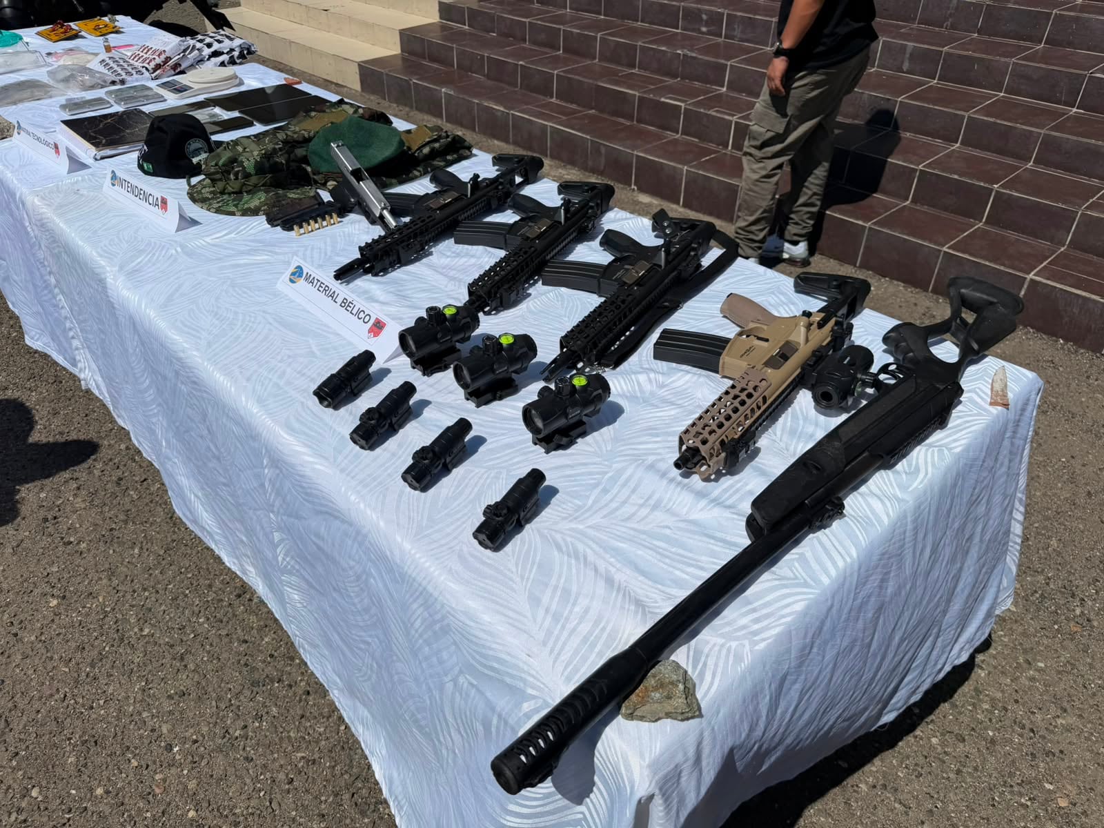Armas decomisadas en la operación militar.