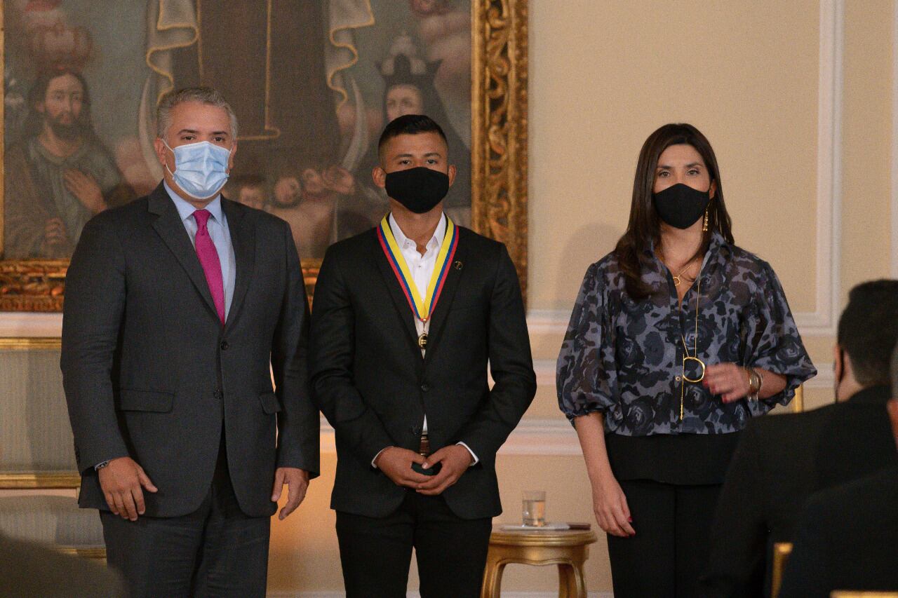 Durante la condecoración el presidente Iván Duque señaló que los tres estudiantes dieron ejemplo de resiliencia al país en medio de pandemia.