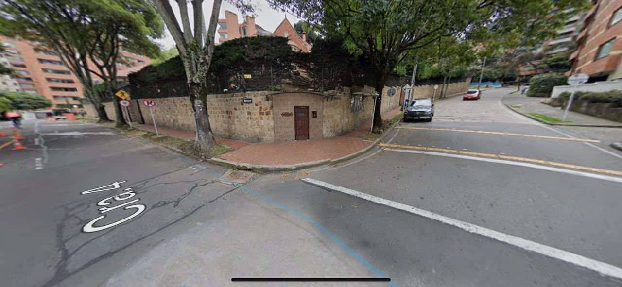 Las fachadas de las casas colindantes a la embajada de Rusia en Colombia fueron pintadas con banderas de Ucrania la noche del jueves 17 de marzo. Imagen Google Street View - 18 Marzo 2022