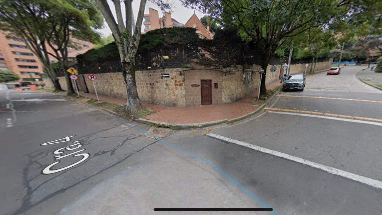 Las fachadas de las casas colindantes a la embajada de Rusia en Colombia fueron pintadas con banderas de Ucrania la noche del jueves 17 de marzo. Imagen Google Street View - 18 Marzo 2022.