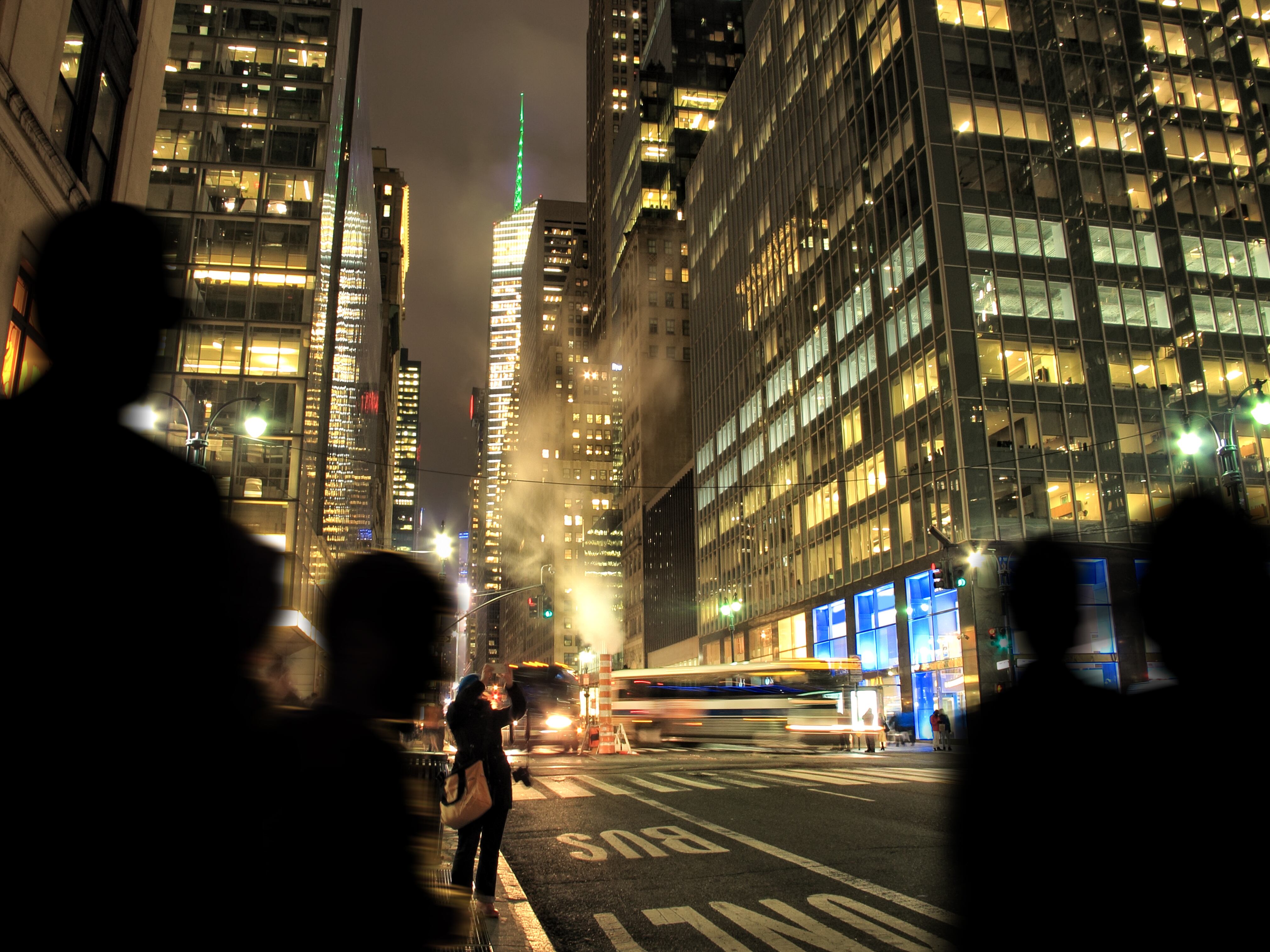 Personas recorren las calles de Nueva York en la madrugada.