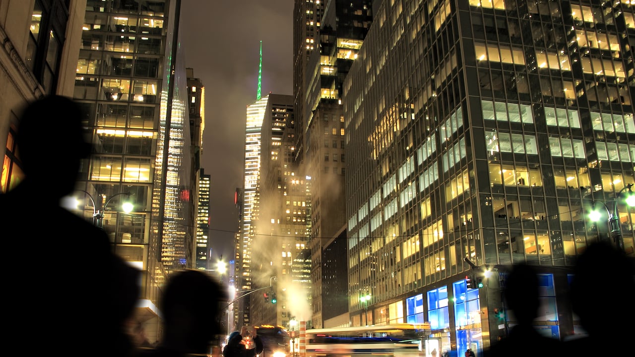 Personas recorren las calles de Nueva York en la madrugada.