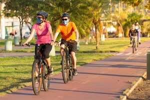 Santos, Brasil. 09 de mayo de 2020. Ciclistas pedaleando con máscaras protectoras contra el Coronavirus en el carril bici de la ciudad de Santos, durante la pandemia.