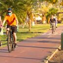 Santos, Brasil. 09 de mayo de 2020. Ciclistas pedaleando con máscaras protectoras contra el Coronavirus en el carril bici de la ciudad de Santos, durante la pandemia.