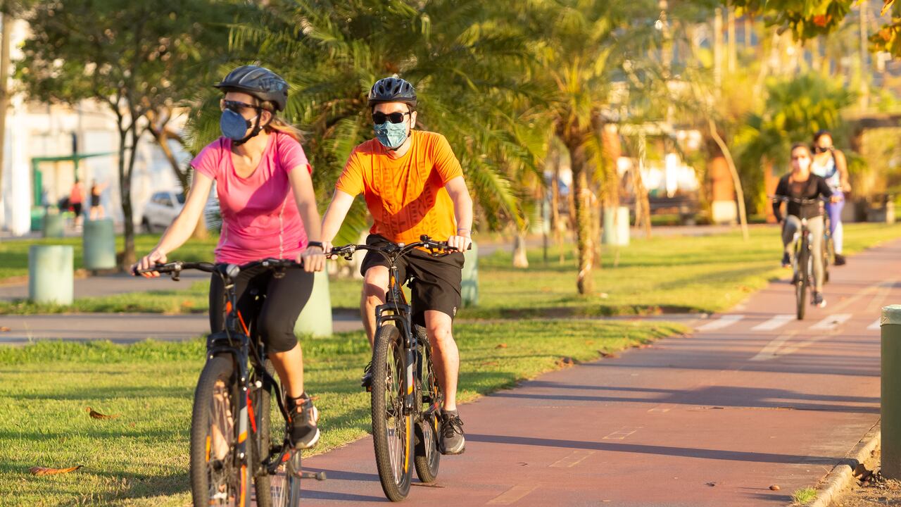 Santos, Brasil. 09 de mayo de 2020. Ciclistas pedaleando con máscaras protectoras contra el Coronavirus en el carril bici de la ciudad de Santos, durante la pandemia.