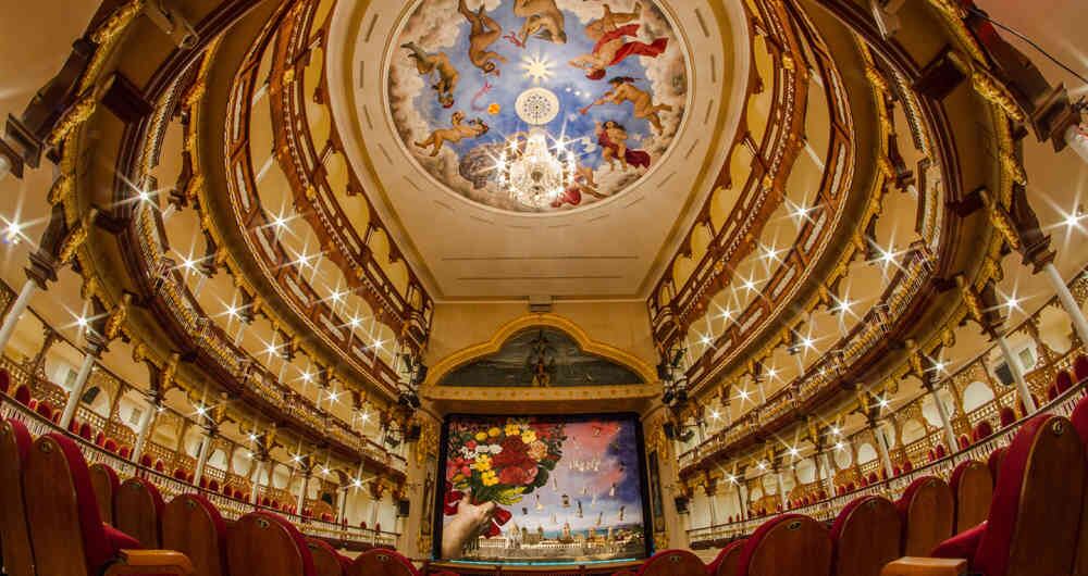 Teatro Adolfo Mejía.