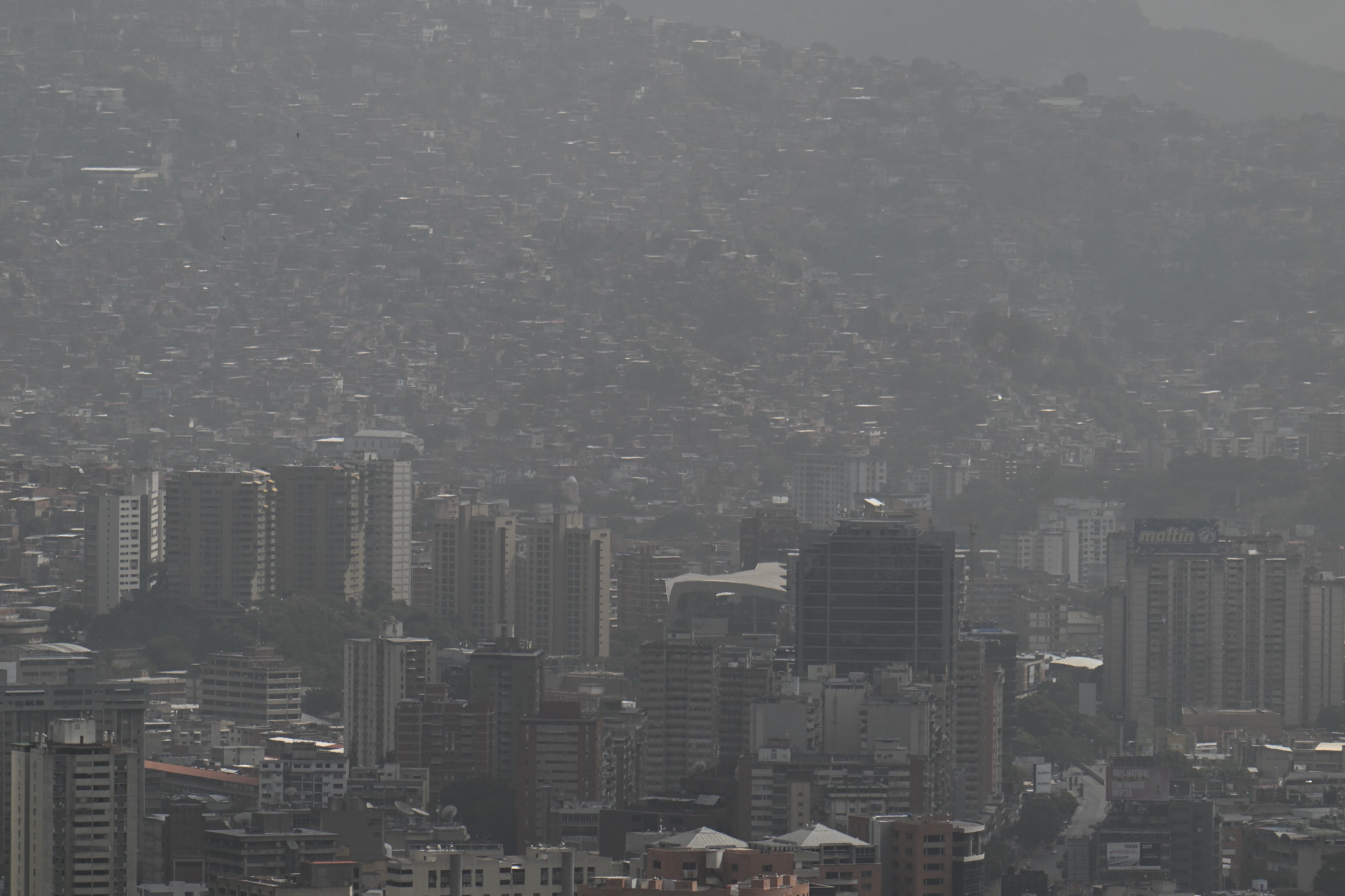 Vista general de la ciudad de Caracas el 25 de diciembre de 2024, tras la llegada de polvo del Sahara a Venezuela, un fenómeno natural que ocurre anualmente.