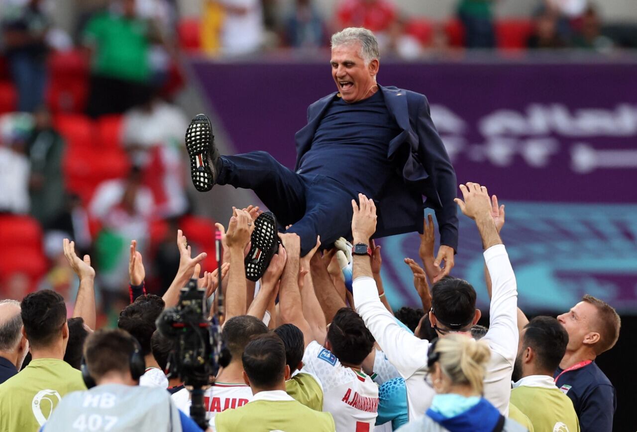 Fútbol Fútbol - Copa Mundial de la FIFA Qatar 2022 - Grupo B - Gales contra Irán - Estadio Ahmad Bin Ali, al Rayyan, Qatar - 25 de noviembre de 2022 el entrenador de Irán Carlos Queiroz celebra con los jugadores después del partido