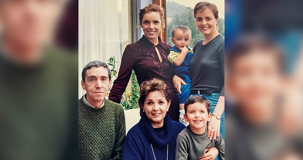 Bernardo Romero y su esposa, Judy Henríquez, junto a sus hijas Adriana (que interpreta a Genoveva) y Jimena Romero, la libretista de Ana de Nadie.