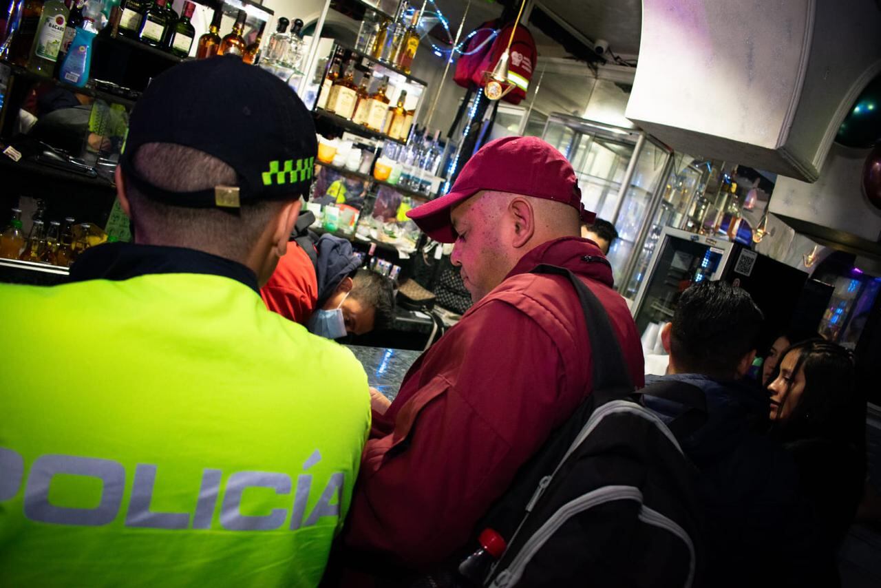 * Más de 60 unidades de la Policía y cerca de 40 servidores públicos, se tomaron los sectores de María Paz, Llano Grande y la Av. Primera de Mayo en Kennedy, Nueva Roma y Santa Rosa en San Cristóbal.