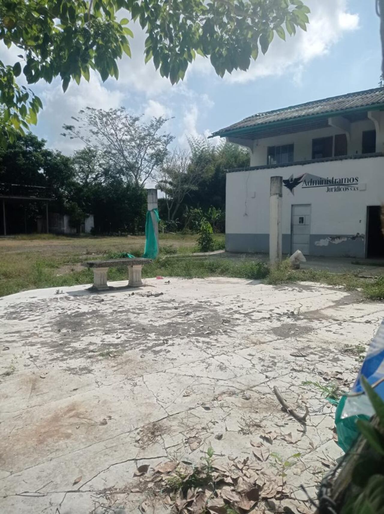 El parqueadero ya desocupado, sin los 80 carros que estaban con líos judiciales y ahora no aparecen.