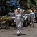 Una mujer se cubre la cabeza con un pañuelo para protegerse del calor mientras camina en un caluroso día de verano en Mumbai, India, el jueves 30 de mayo de 2024.